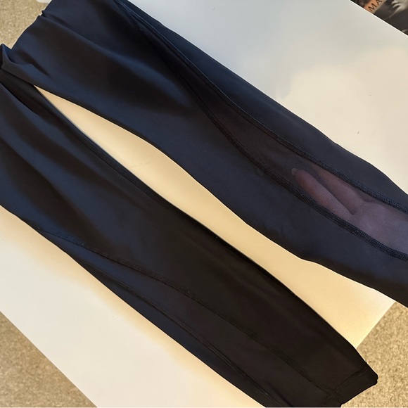 Black lululemon leggings with mesh - Picture 4 of 6